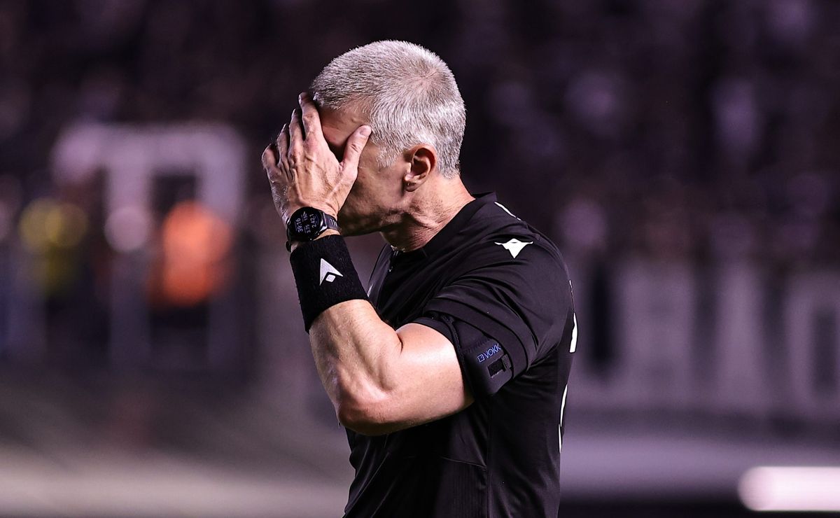 São Paulo revolta Anderson Daronco antes do início do clássico ao demorar para subir ao campo