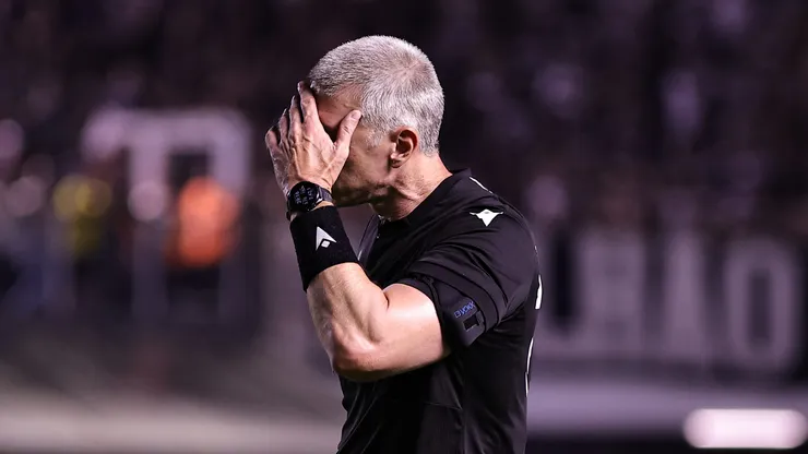 O arbitro Anderson Daronco durante partida entre Corinthians e Bahia no estadio Vila Belmiro pelo campeonato Brasileiro A 2026. Foto: Fabio Giannelli/AGIF