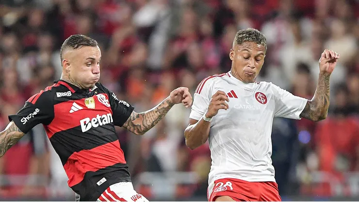 Everton Cebolinha jogador do Flamengo disputa lance com Vitinho jogador do Internacional durante partida no estadio Maracana pelo campeonato Brasileiro A 2026. Foto: Thiago Ribeiro/AGIF