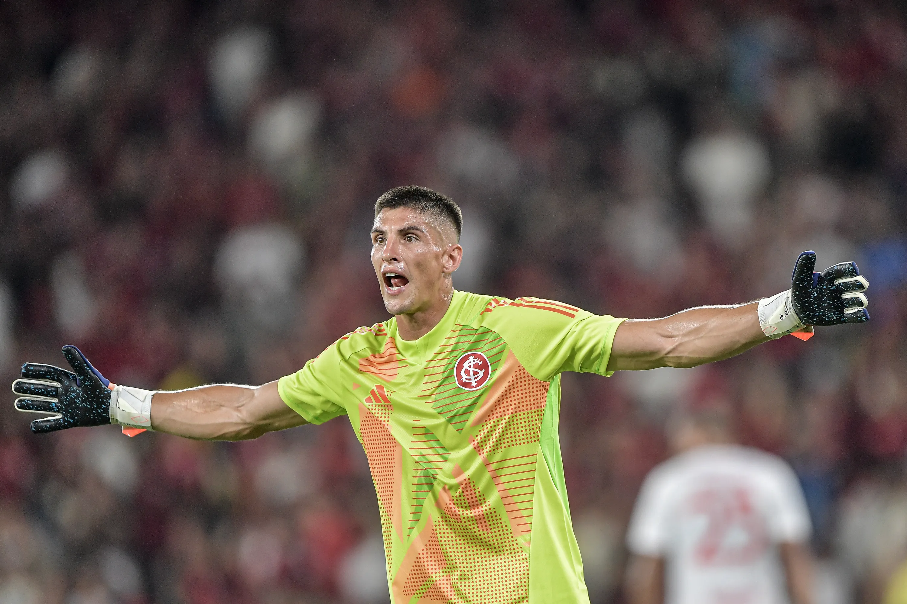 Rochet goleiro do Internacional durante partida contra o Flamengo no estadio Maracana pelo campeonato Brasileiro A 2026. Foto: Thiago Ribeiro/AGIF