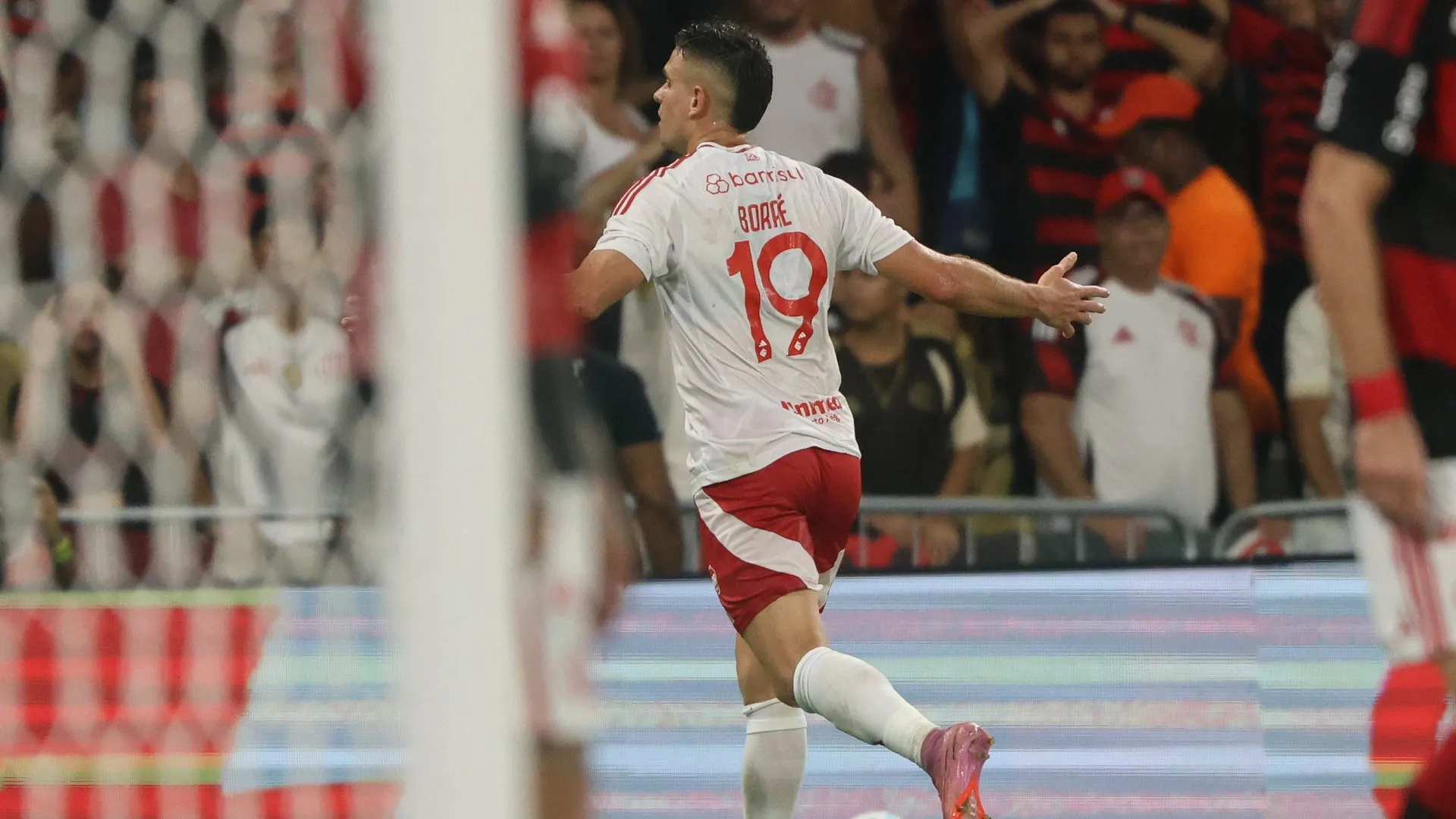 Rafael Borré comemorando o seu gol contra o Flamengo (Foto: Ricardo Duarte / Internacional)