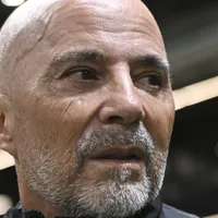 Galo perde e preocupa