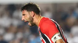 SP - SANTOS - 04/02/2026 - BRASILEIRO A 2026, SANTOS X SAO PAULO - Calleri jogador do Sao Paulo comemora seu gol durante partida contra o Santos no estadio Vila Belmiro pelo campeonato Brasileiro A 2026. Foto: Mauricio De Souza/AGIF