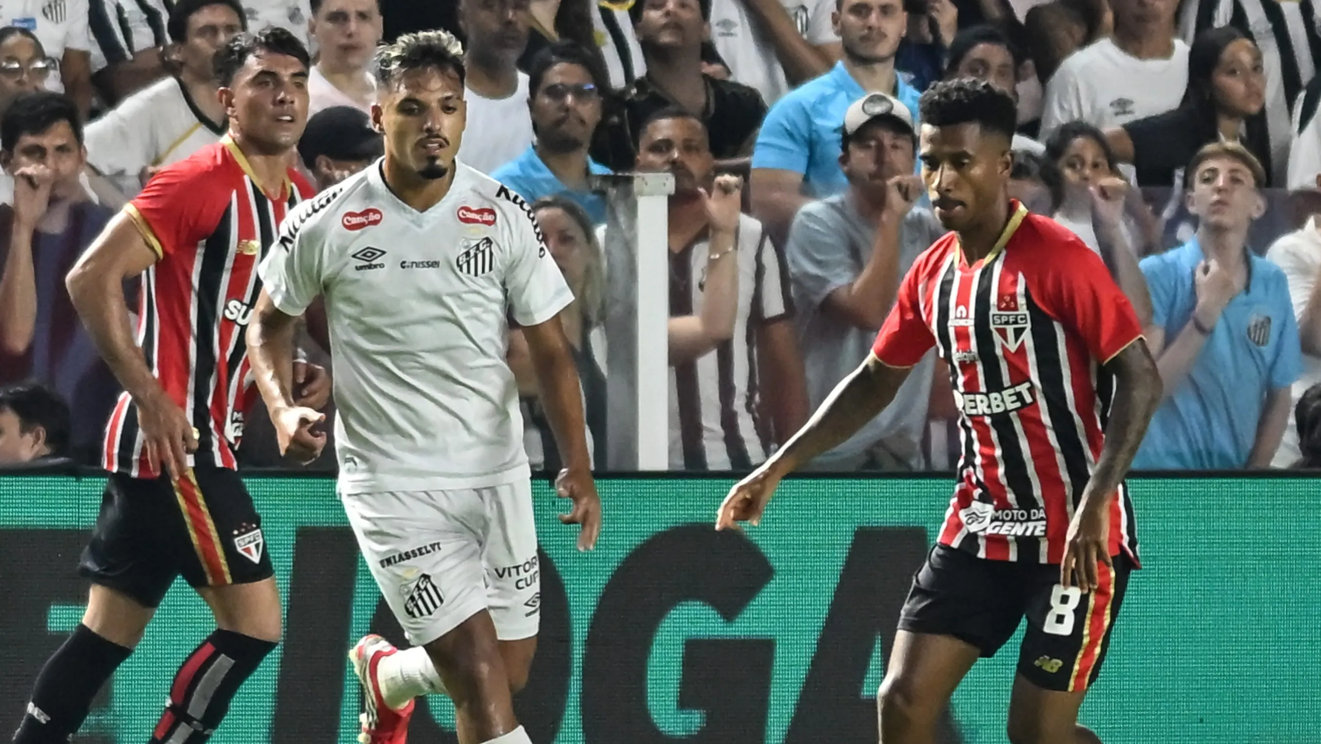 Marcos Antonio jogador do São Paulo durante partida contra o Santos. Foto: Jota Erre/AGIF