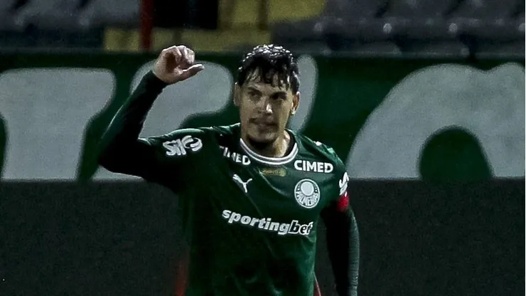 Gustavo Gómez jogador do Palmeiras comemora seu gol durante partida contra o Vitoria. Foto: Marco Miatelo/AGIF