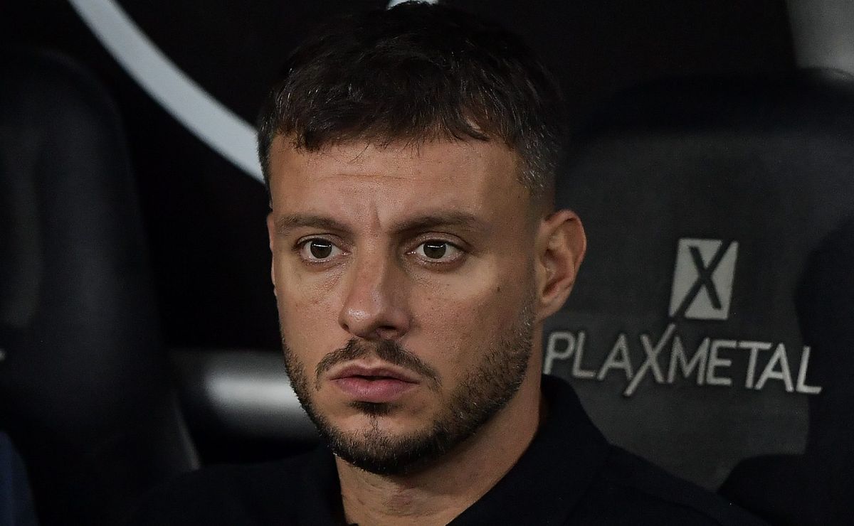 Martín Anselmí não corrige falhas, Botafogo desaba no segundo tempo é derrotado pelo Grêmio