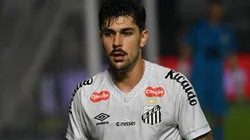 Joao Basso, jogador do Santos, durante partida contra o Internacional no estadio Vila Belmiro pelo campeonato Brasileiro A 2025. Foto: Jota Erre/AGIF
