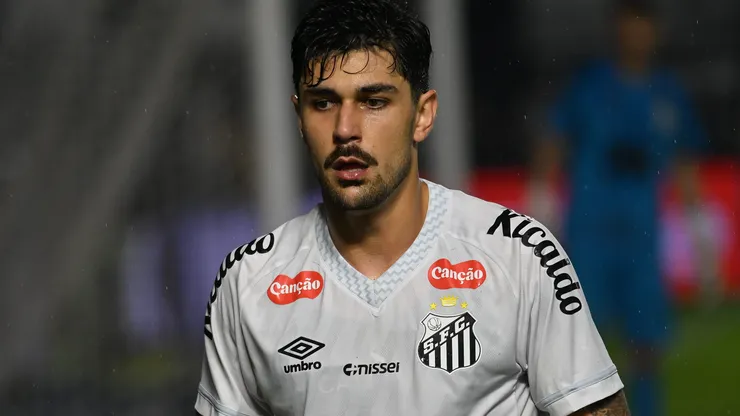 Joao Basso, jogador do Santos, durante partida contra o Internacional no estadio Vila Belmiro pelo campeonato Brasileiro A 2025. Foto: Jota Erre/AGIF
