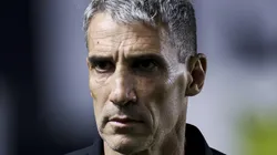 Vojvoda, técnico do Santos em partida pelo campeonato brasileiro (Foto: Ricardo Moreira/Getty Images)