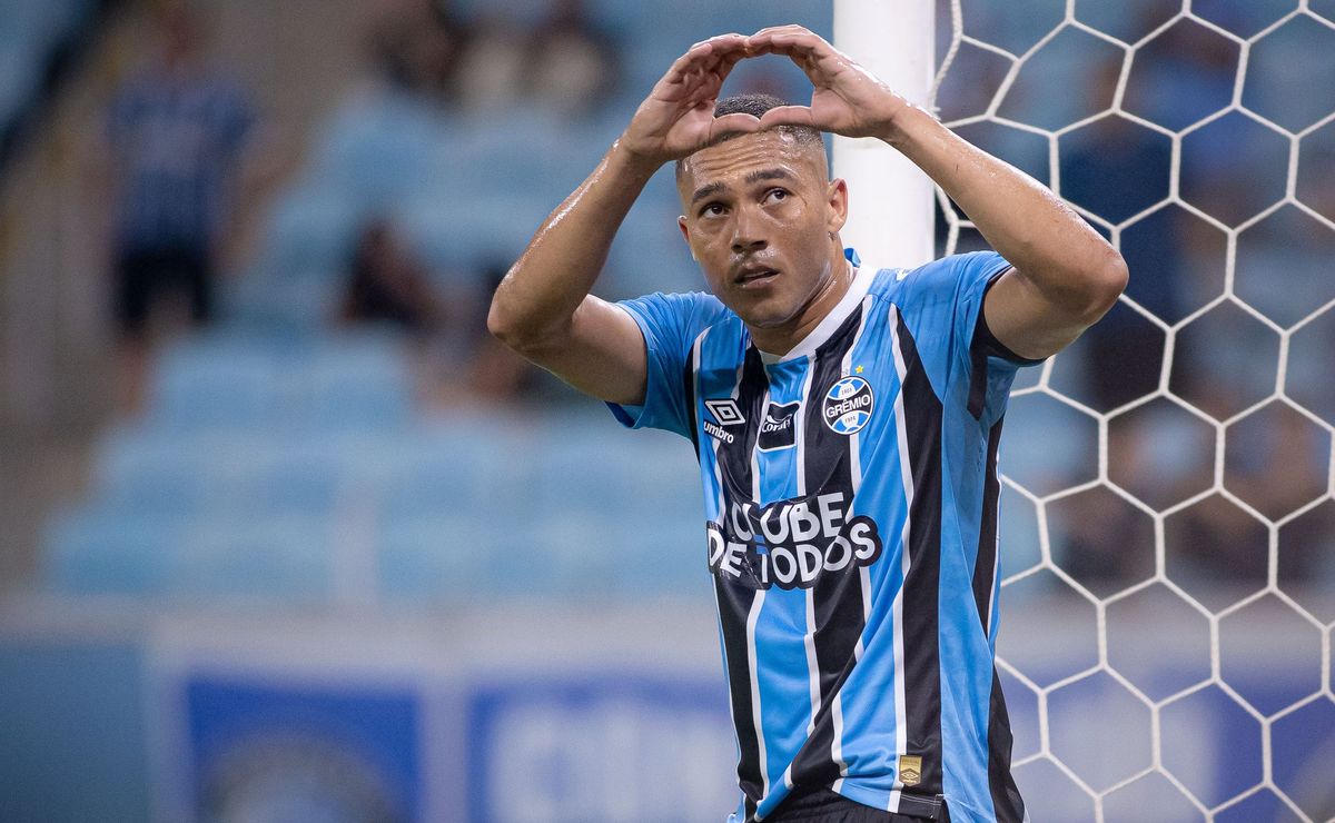 Carlos Vinicius marca três gols e Grêmio massacra o Botafogo pelo Campeonato Brasileiro