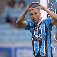 Carlos Vinicius marca três gols e Grêmio massacra o Botafogo