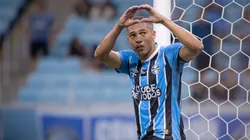 Carlos Vinicius, jogador do Grêmio comemora seu gol durante partida contra o Botafogo no estádio Arena do Gremio pelo campeonato Brasileiro A 2026. Foto: Maxi Franzoi/AGIF