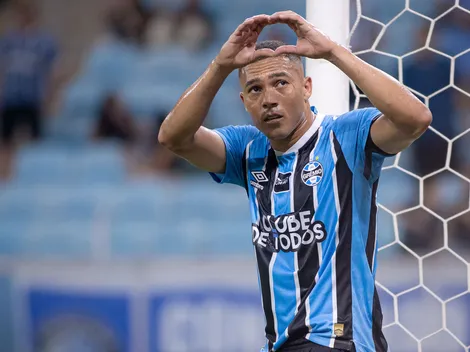 Carlos Vinicius marca três gols e Grêmio massacra o Botafogo