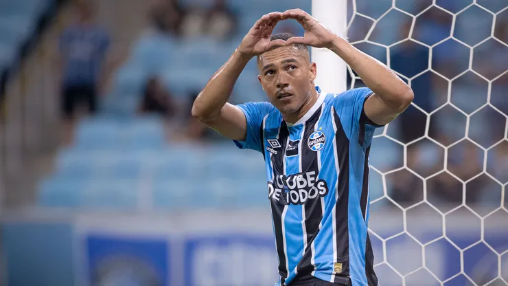 Carlos Vinicius, jogador do Grêmio comemora seu gol durante partida contra o Botafogo no estádio Arena do Gremio pelo campeonato Brasileiro A 2026. Foto: Maxi Franzoi/AGIF