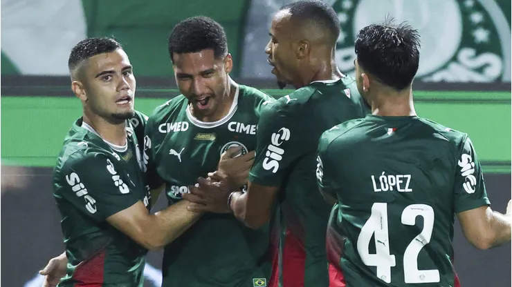Palmeiras goleia o Vitória e vence a primeira no Campeonato Brasileiro