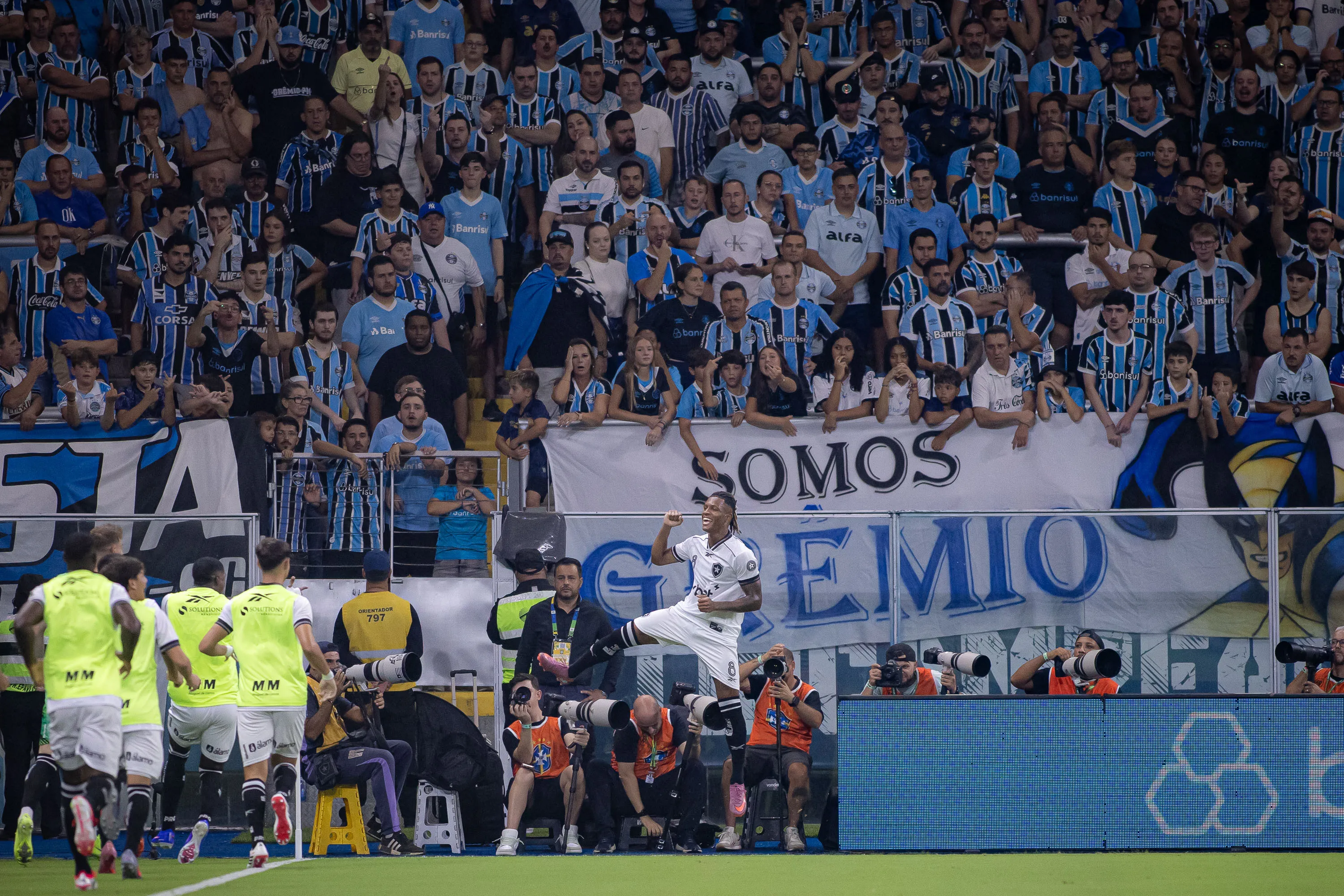 Danilo jogador do Botafogo comemora seu gol durante partida contra o Gremio no estadio Arena do Gremio pelo campeonato Brasileiro A 2026. Foto: Maxi Franzoi/AGIF