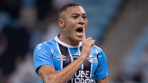 RS – PORTO ALEGRE – 04/02/2026 – BRASILEIRO A 2026, GREMIO X BOTAFOGO – Carlos Vinicius jogador do Gremio comemora seu gol durante partida contra o Botafogo no estadio Arena do Gremio pelo campeonato Brasileiro A 2026. Foto: Maxi Franzoi/AGIF