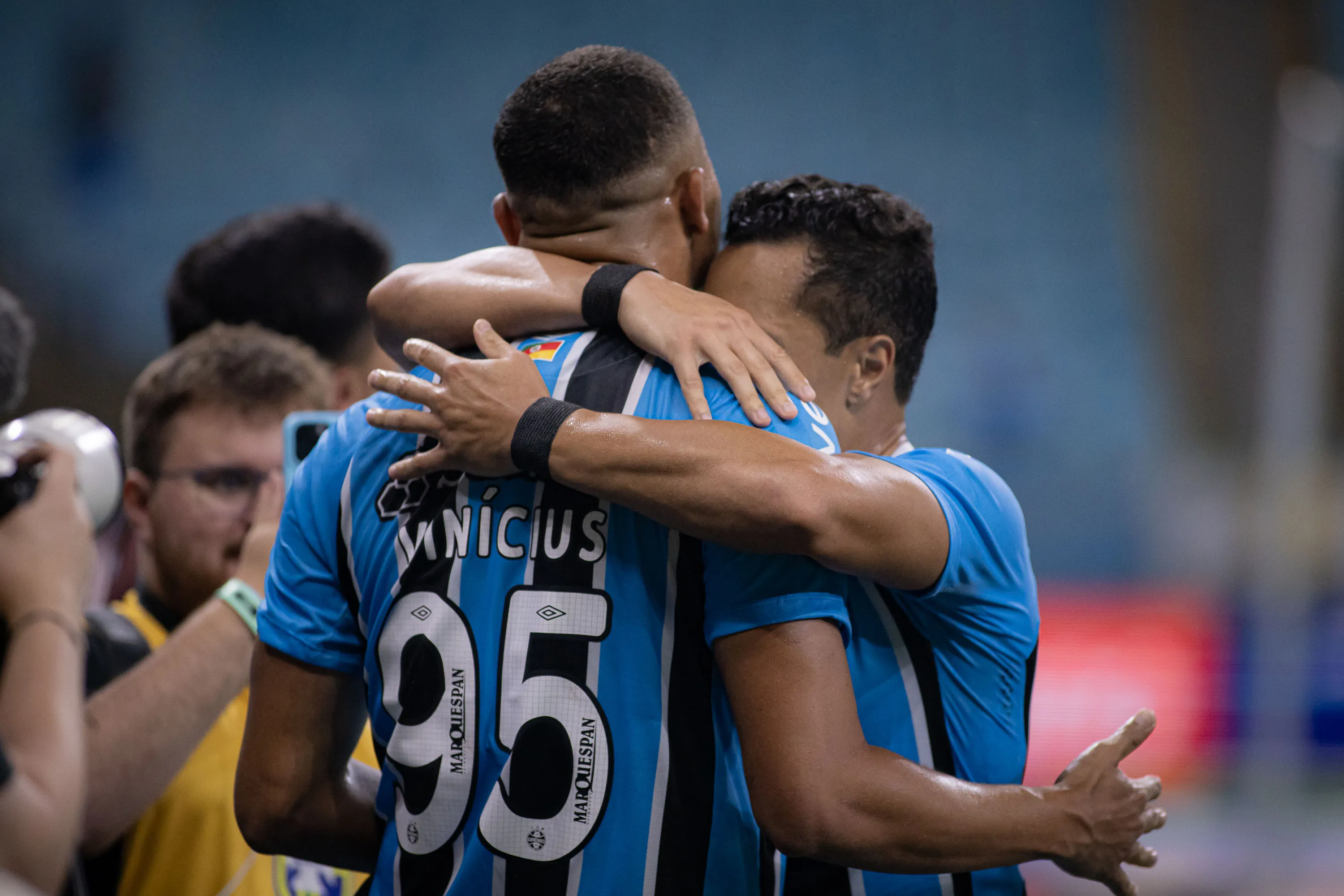 RS – PORTO ALEGRE – 04/02/2026 – BRASILEIRO A 2026, GREMIO X BOTAFOGO – Carlos Vinicius jogador do Gremio comemora seu gol com Marlon jogador da sua equipe durante partida contra o Botafogo no estadio Arena do Gremio pelo campeonato Brasileiro A 2026. Foto: Maxi Franzoi/AGIF