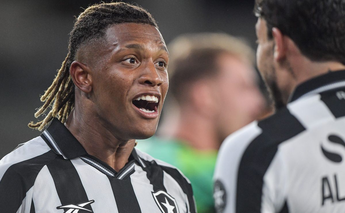 John Textor desmente interesse do Palmeiras em Danilo e chama rumor de fake nas redes sociais