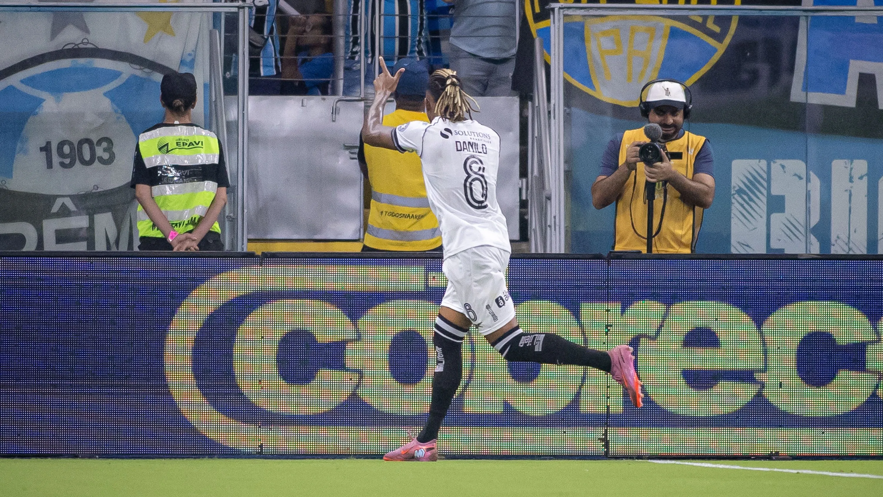 RS – PORTO ALEGRE – 04/02/2026 – BRASILEIRO A 2026, GREMIO X BOTAFOGO – Danilo jogador do Botafogo comemora seu gol durante partida contra o Gremio no estadio Arena do Gremio pelo campeonato Brasileiro A 2026. Foto: Maxi Franzoi/AGIF