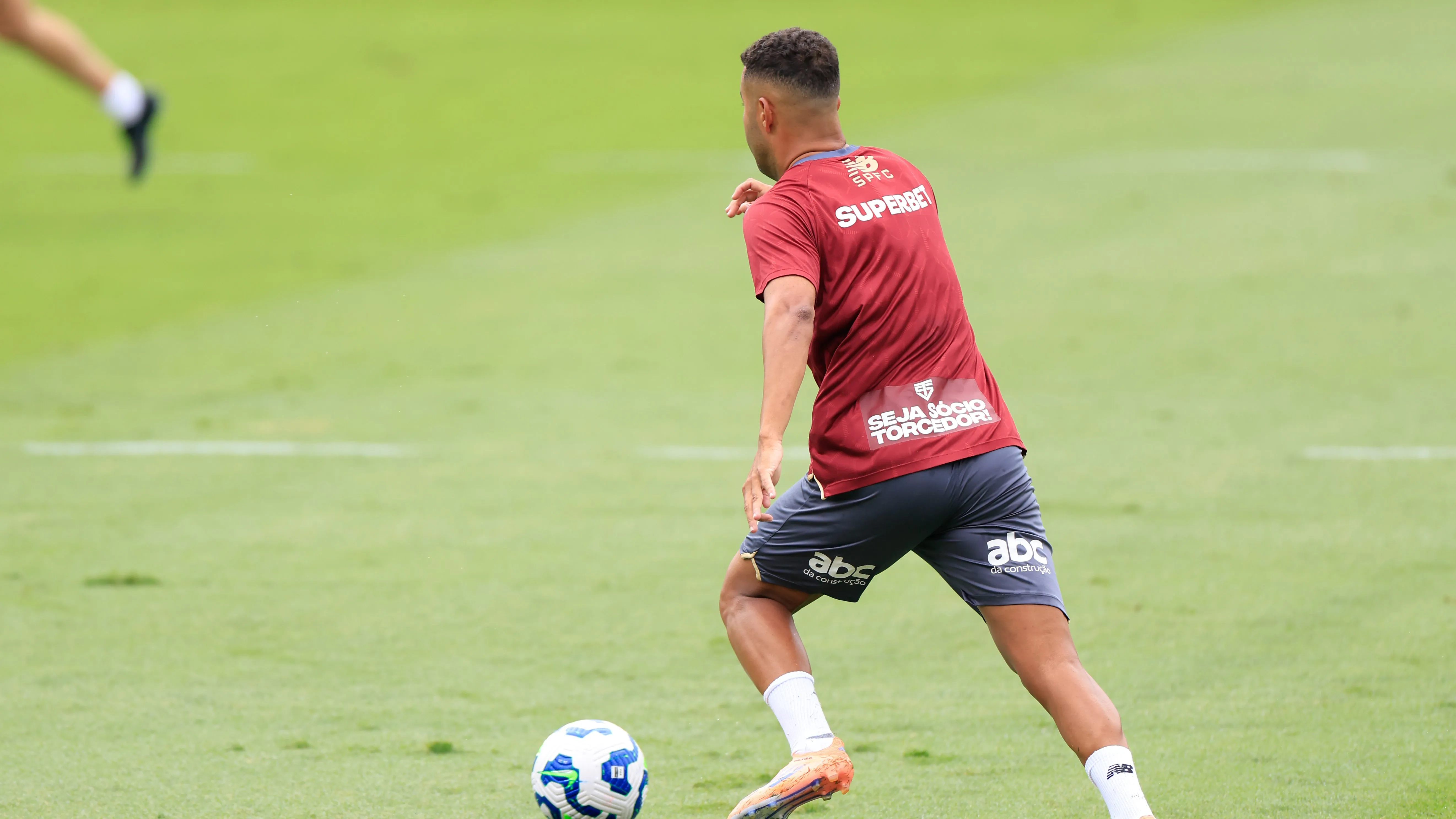 SP – SAO PAULO – 14/11/2025 – TREINO DO SAO PAULO – Alisson jogador do Sao Paulo durante treino no Centro de Treinamento CT Barra Funda. Foto: Marcello Zambrana/AGIF