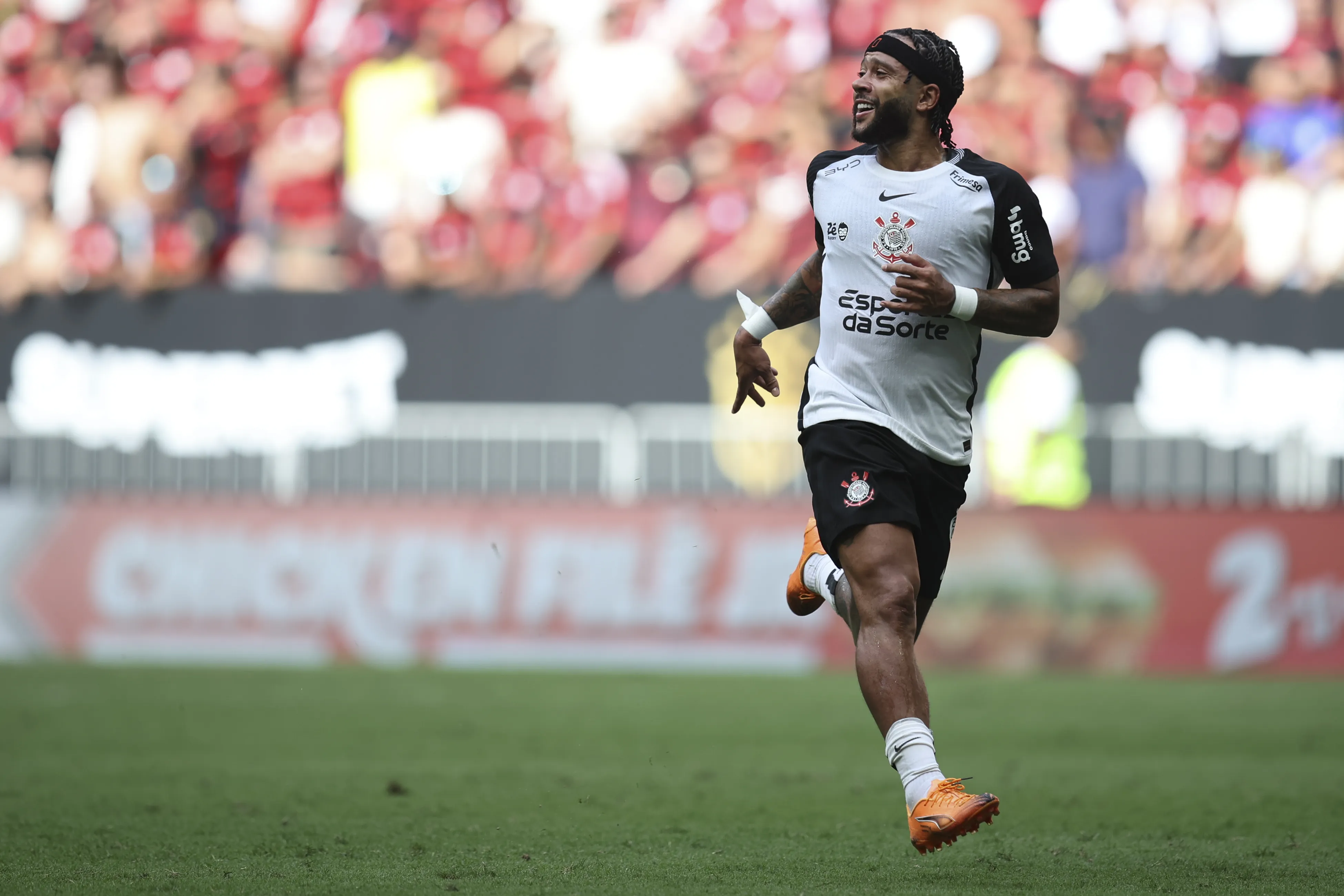 DF – BRASILIA – 01/02/2026 – SUPER COPA DO REI 2026, FLAMENGO X CORINTHIANS – Memphis Depay jogador do Corinthians durante partida contra o Flamengo no estadio Mane Garrincha pelo campeonato Super Copa Do Rei 2026. Foto: Mateus Bonomi/AGIF