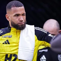 Everson reclama de pênalti em Atlético-MG x Bragantino