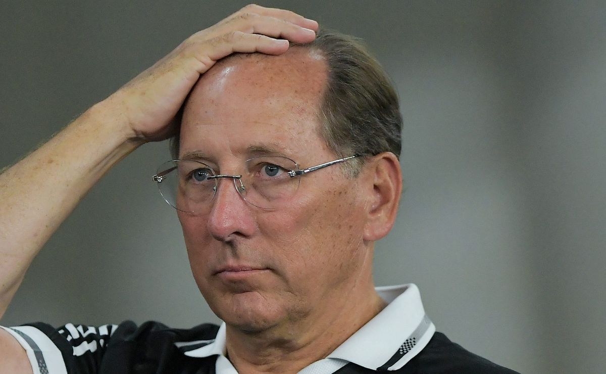 Textor se rende a Carlos Vinícius após atacante marcar 3 gols contra o Botafogo e ainda conversa com Luís Castro 