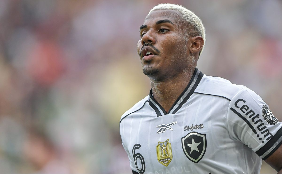 Cuiabano não esconde empolgação ao desembarcar no Rio de Janeiro para fechar com o Vasco: “Muito feliz”