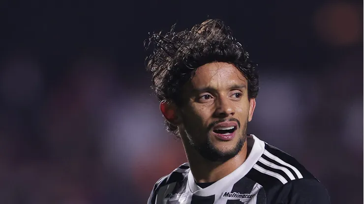 Gustavo Scarpa em campo com a camisa do Galo.