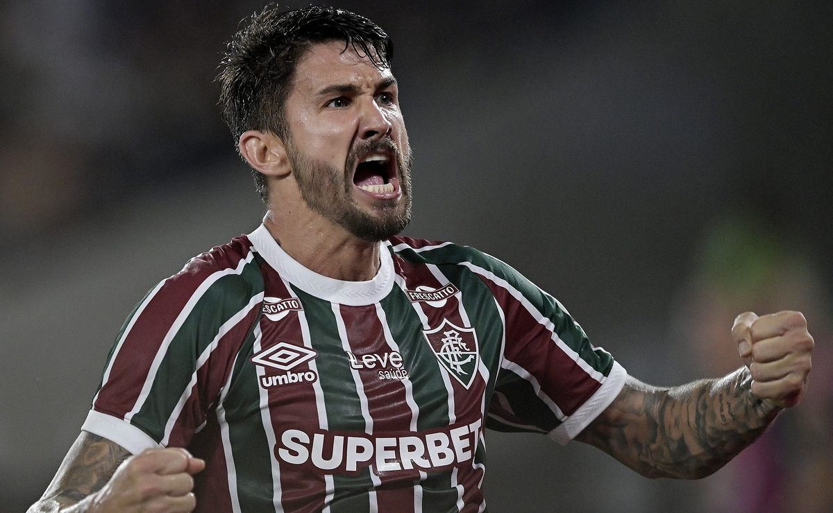Oferta dos Emirados Árabes coloca Everaldo perto de saída do Fluminense