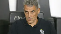 Juan Pablo Vojvoda tecnico do Santos durante partida contra o Sao Paulo no estadio Vila Belmiro pelo campeonato Brasileiro A 2026. Foto: Mauricio De Souza/AGIF