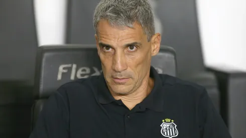 Juan Pablo Vojvoda tecnico do Santos durante partida contra o Sao Paulo no estadio Vila Belmiro pelo campeonato Brasileiro A 2026. Foto: Mauricio De Souza/AGIF
