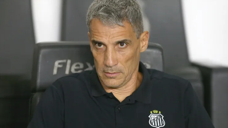 Juan Pablo Vojvoda tecnico do Santos durante partida contra o Sao Paulo no estadio Vila Belmiro pelo campeonato Brasileiro A 2026. Foto: Mauricio De Souza/AGIF