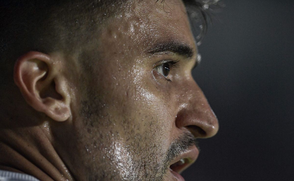 Diniz deixa Victor Luís de fora contra a Chape e ausência levanta alerta no Vasco