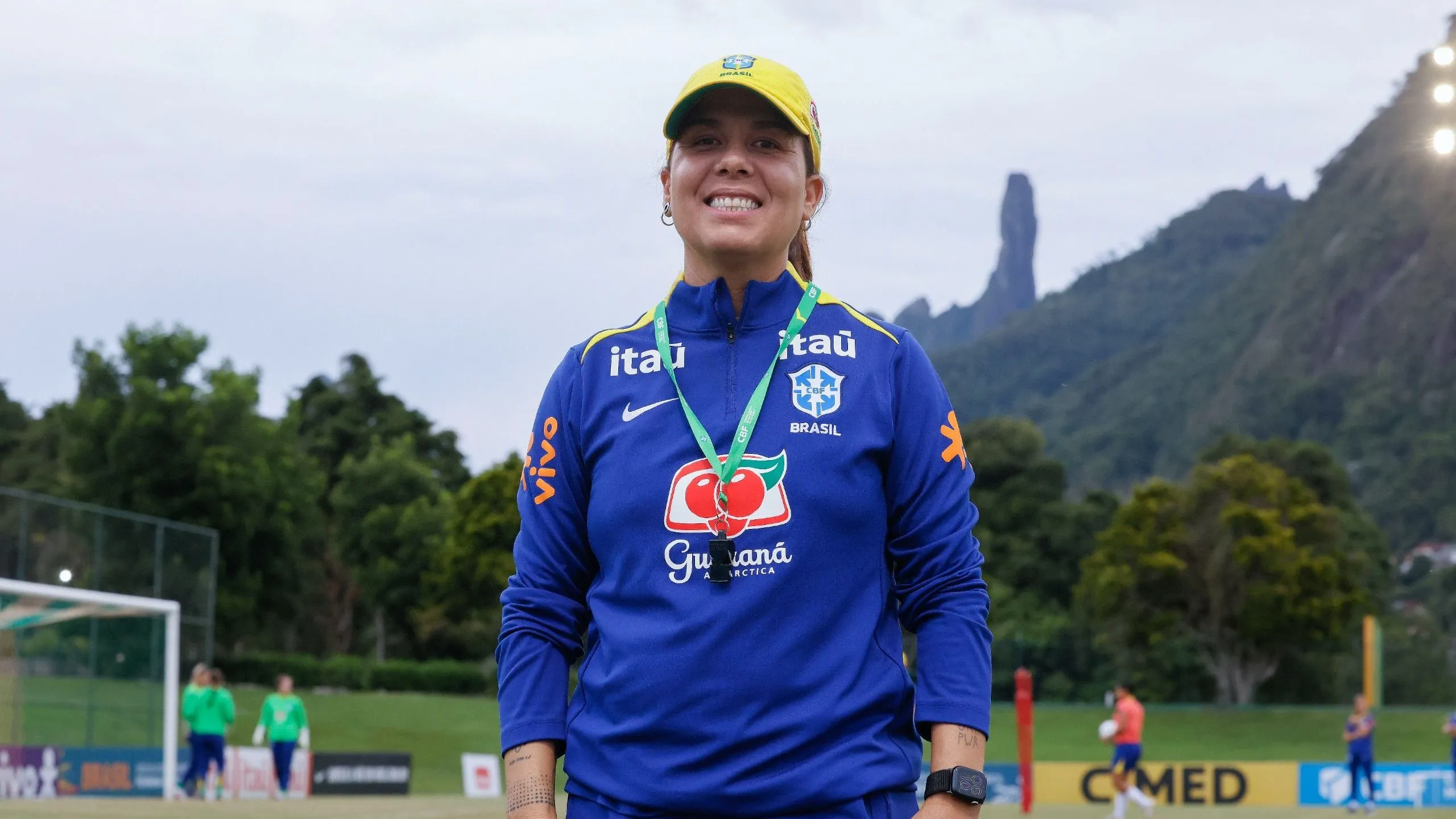 Treinadora da Seleção Feminina Sub-20, Camilla Orlando, em treino