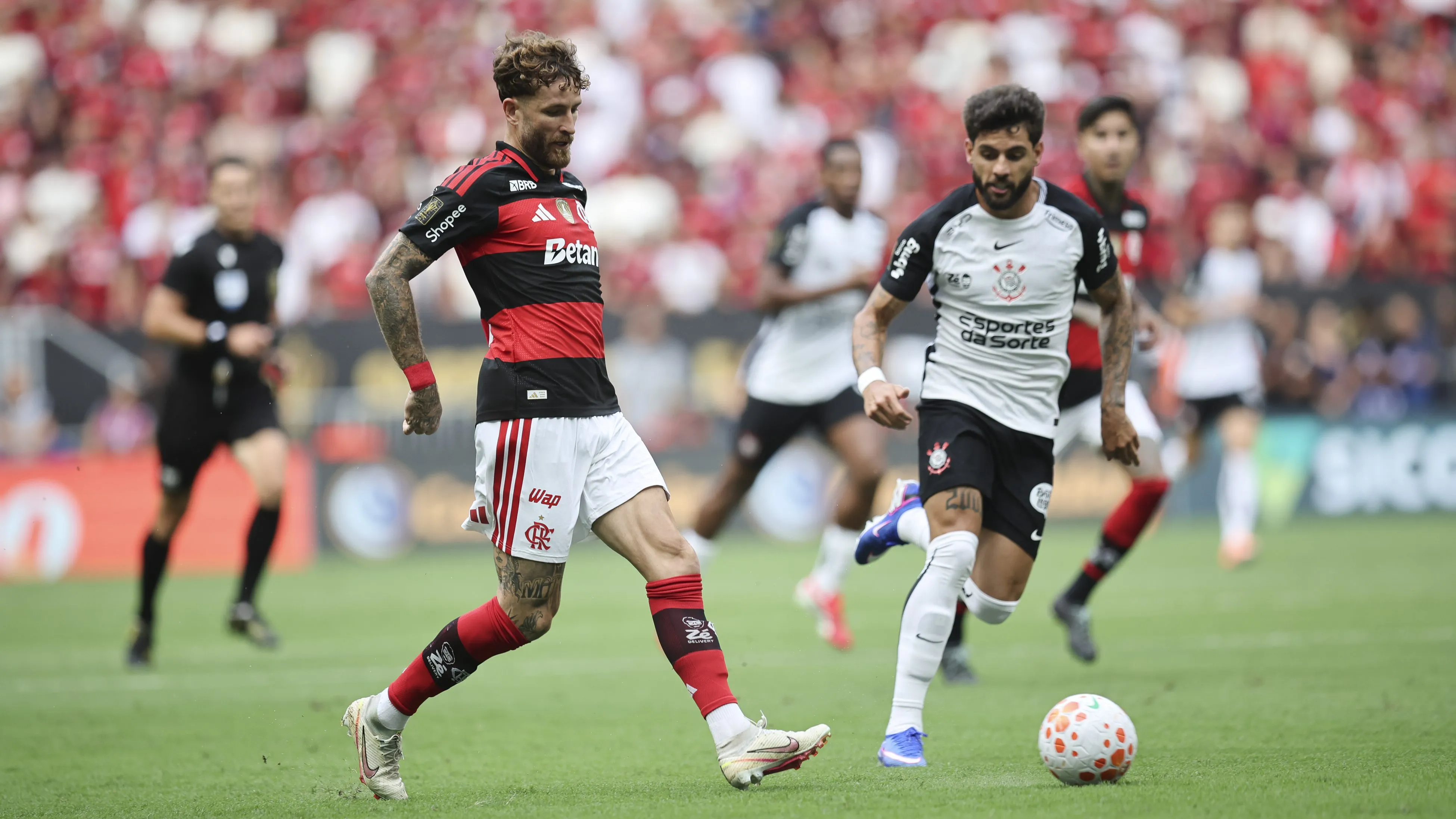 Yuri Alberto fez um golaço diante do Flamengo - Foto: Mateus Bonomi/AGIF.