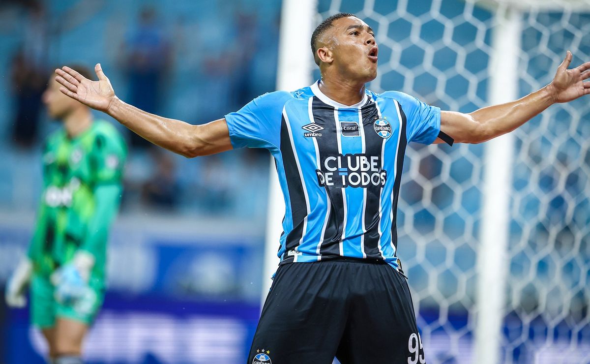 Em grande fase no Grêmio, Carlos Vinícius sonha com a seleção brasileira: “Trabalho para que aconteça”