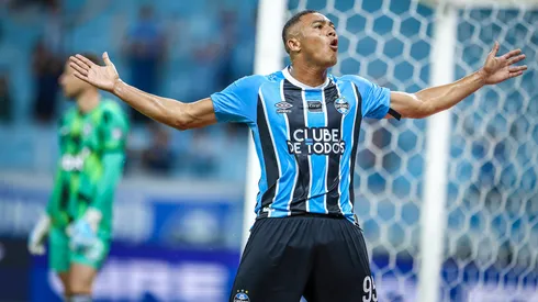 Carlos Vinícius marcou três gols contra o Botafogo