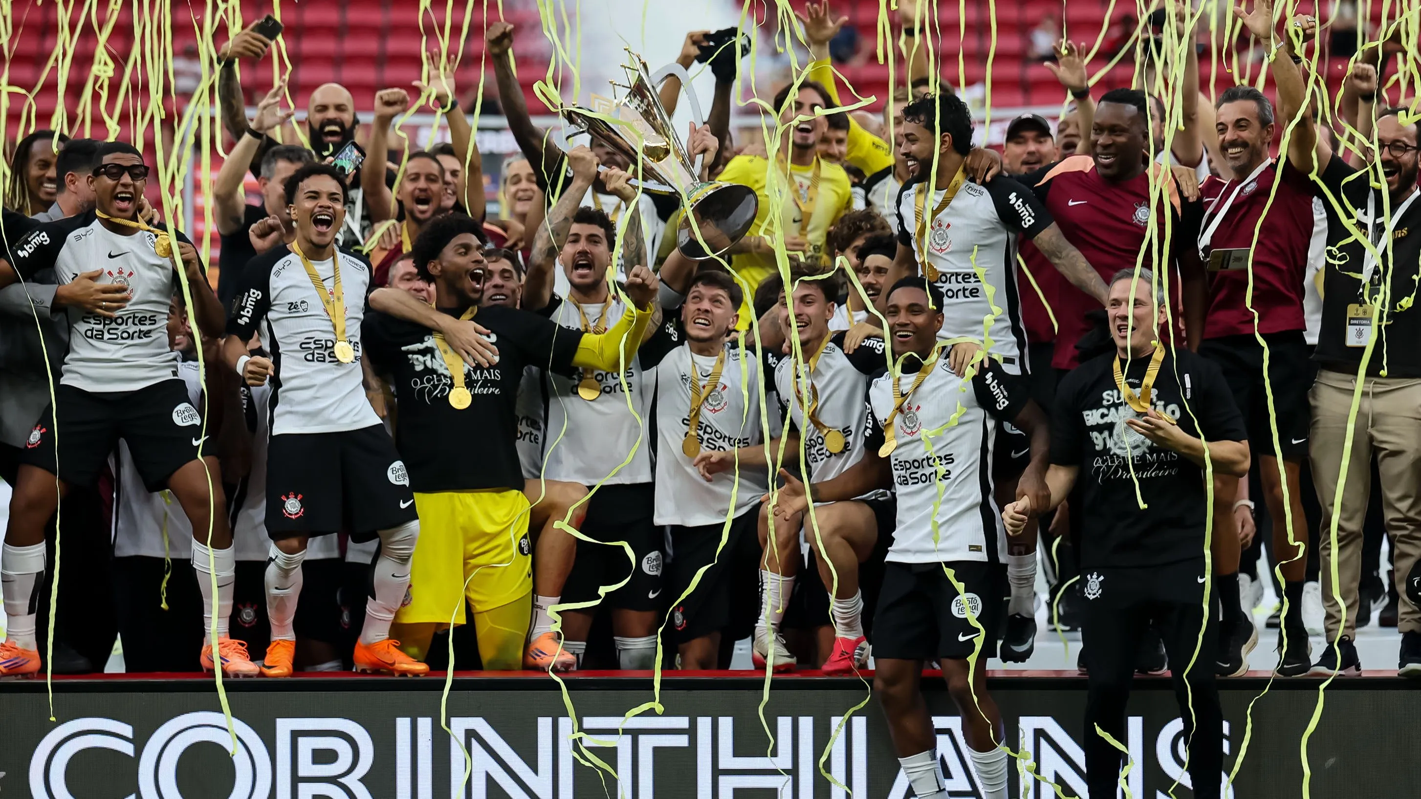 Jogadores do Corinthians comemoram titulo de campeao apos partida contra o Flamengo no estadio Mane Garrincha pela decisao do campeonato Super Copa Do Rei 2026. Foto: Mateus Bonomi/AGIF