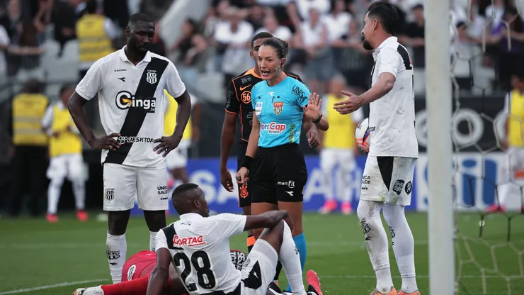 Árbitra Daiane Muniz durante partida entre Corinthians e Ponte Preta no estadio Arena Corinthians pelo campeonato Paulista 2026. Foto: Ettore Chiereguini/AGIF