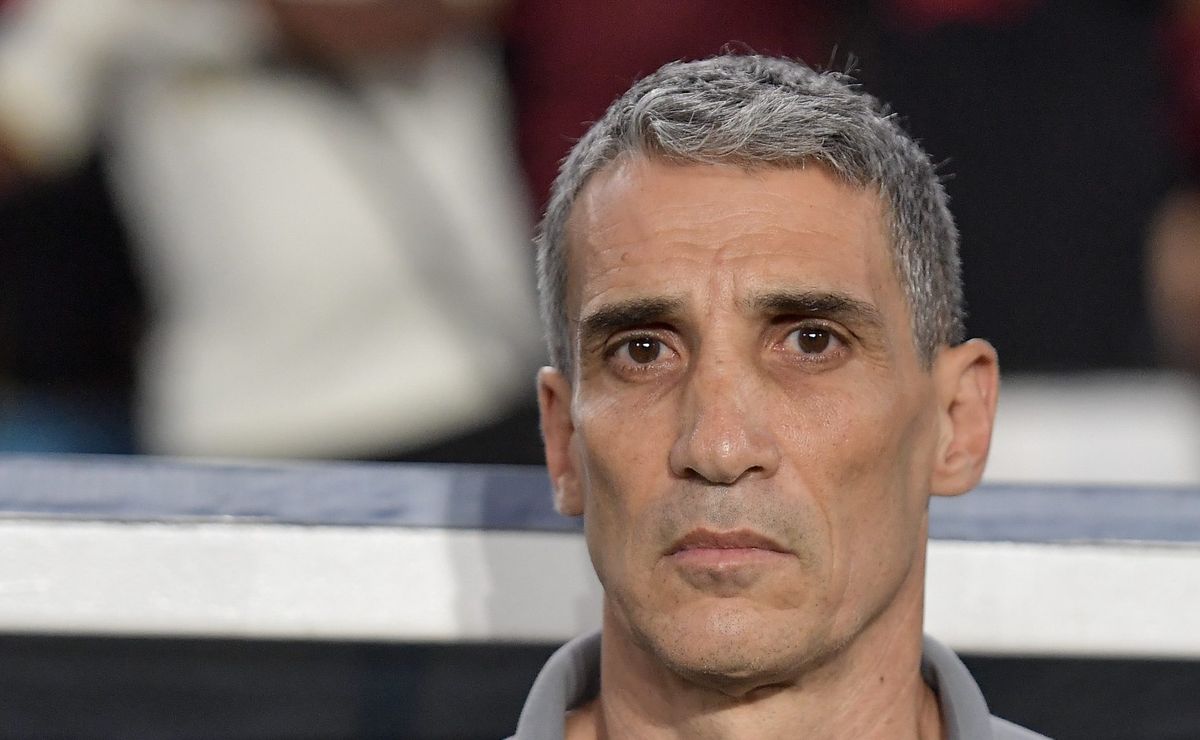 Marcelo Teixeira banca permanência de Vojvoda no Santos e não vai demitir Alexandre Mattos