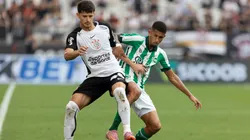 SP - SAO PAULO - 07/12/2025 - BRASILEIRO A 2025, CORINTHIANS X JUVENTUDE - Hugo jogador do Corinthians disputa lance com Igor Formiga jogador do Juventude durante partida no estadio Arena Corinthians pelo campeonato Brasileiro A 2025. Foto: Joisel Amaral/AGIF
