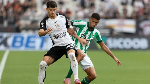 SP – SAO PAULO – 07/12/2025 – BRASILEIRO A 2025, CORINTHIANS X JUVENTUDE – Hugo jogador do Corinthians disputa lance com Igor Formiga jogador do Juventude durante partida no estadio Arena Corinthians pelo campeonato Brasileiro A 2025. Foto: Joisel Amaral/AGIF