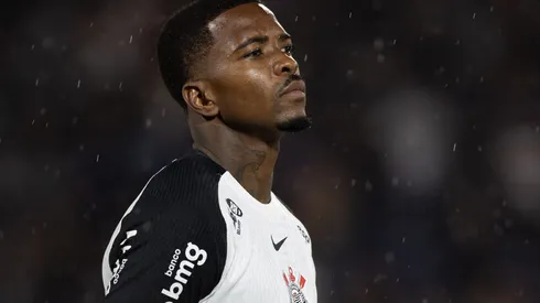 Cacá, jogador do Corinthians, durante execução do hino nacional. Foto: Joisel Amaral/AGIF