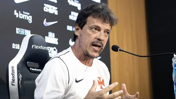 Fernando Diniz técnico do Vasco durante coletiva de imprensa