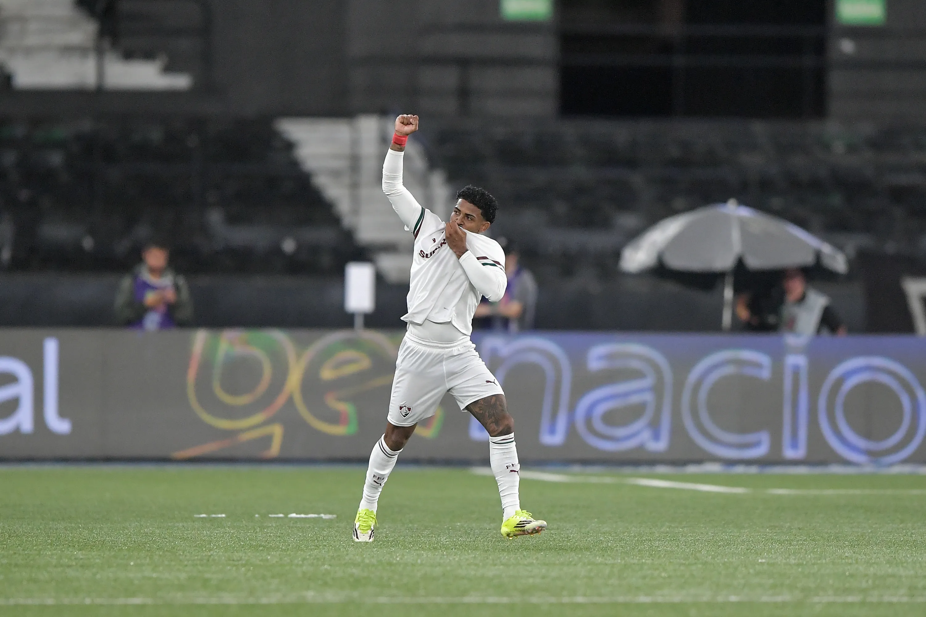 John Kennedy comemora seu gol contra o Botafogo. Foto: Thiago Ribeiro/AGIF