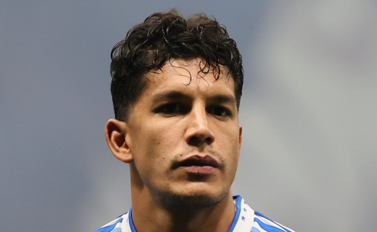 Romero ‘sai em defesa’ de titular vaiado pela torcida do Cruzeiro e avisa: “Trabalha todos os dias”