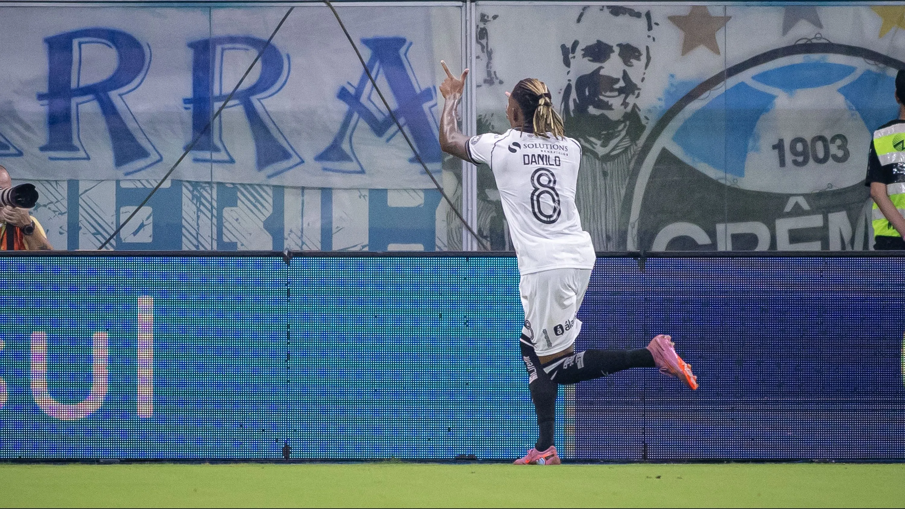 Danilo vive temporada artilheira - Foto: Maxi Franzoi/AGIF.