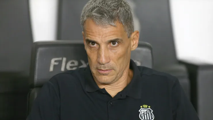 Vojvoda vive jejum de vitórias no Santos. Foto: Mauricio De Souza/AGIF